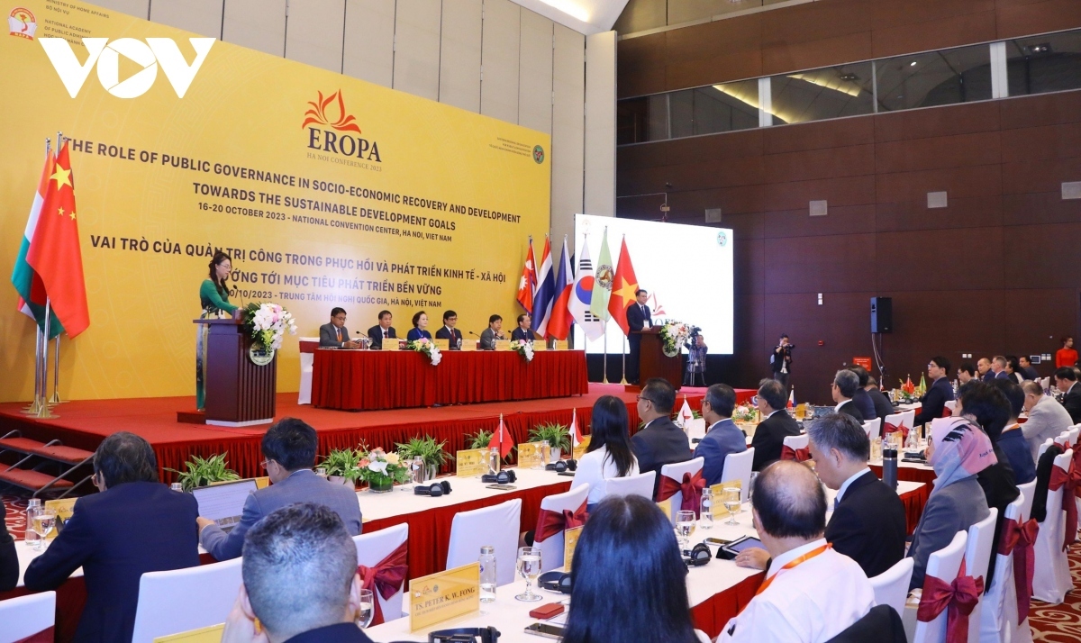 Vietnam shares experience in public administration to achieve impressive growth